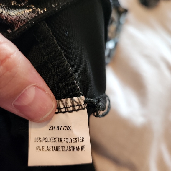 *2/$25* 1X Metallic flowy sleeveless top - Picture 2 of 5